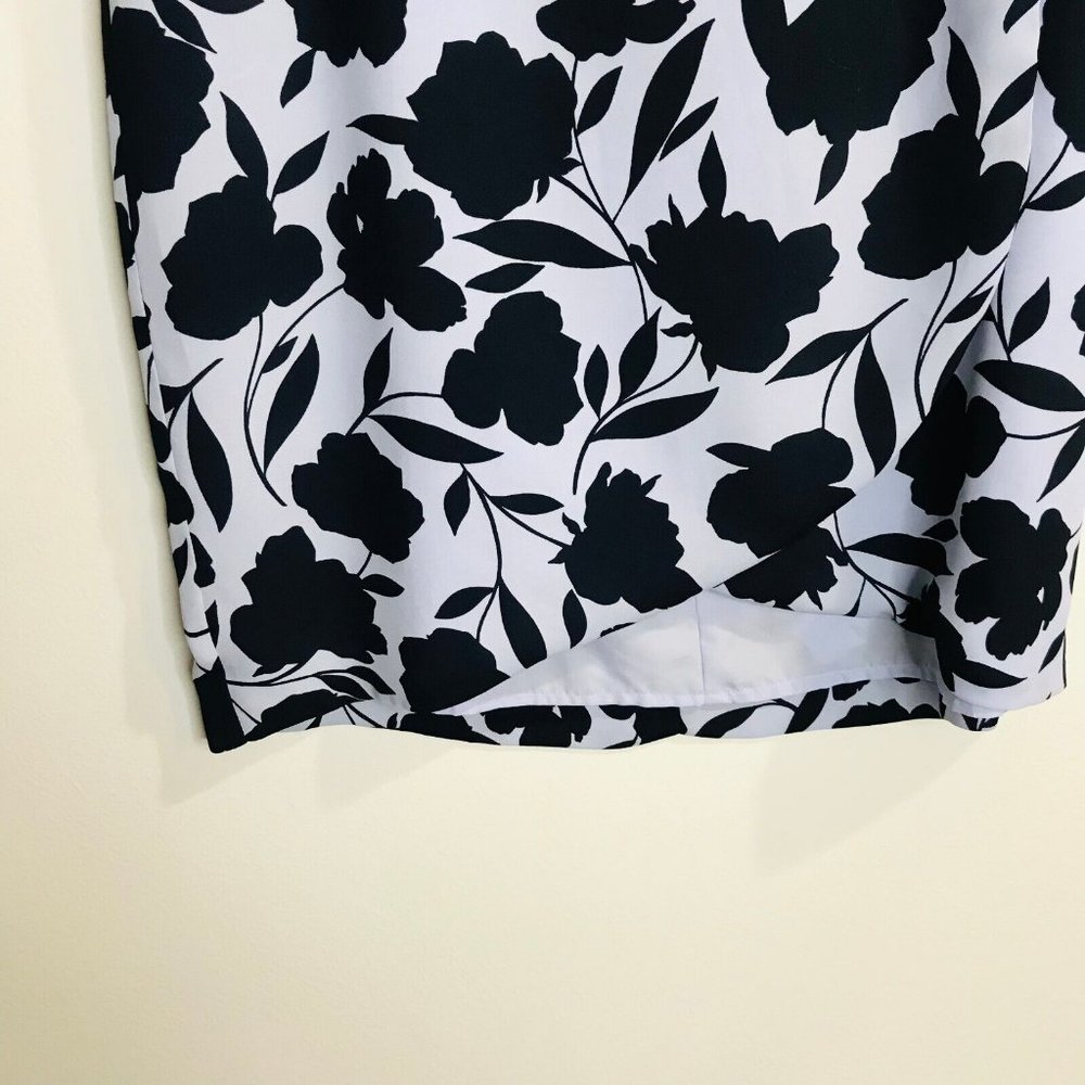 Ann Taylor Floral Wrap Skirt Size 4 Pencil Knee Length Light / Navy Blue - Picture 3 of 9
